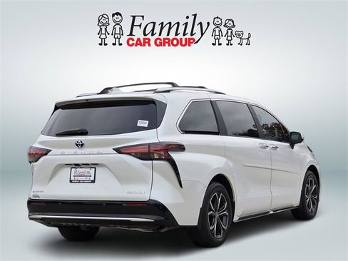 Certified 2025 Toyota Sienna Platinum image 4