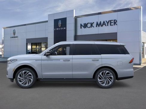 New 2026 Lincoln Navigator Premiere AWD/4WD image 3