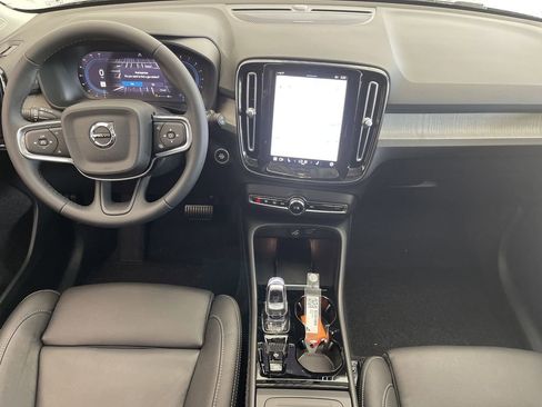 Used 2024 Volvo XC40 B5 Ultimate image 8