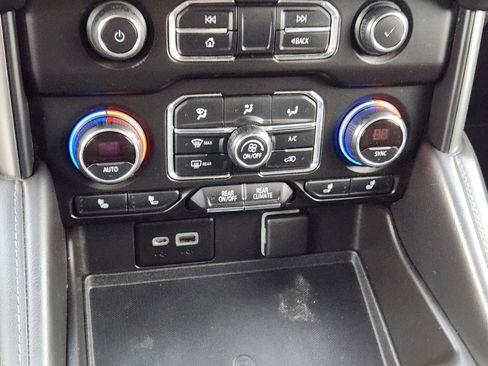 Used 2021 Chevrolet Suburban LT image 18