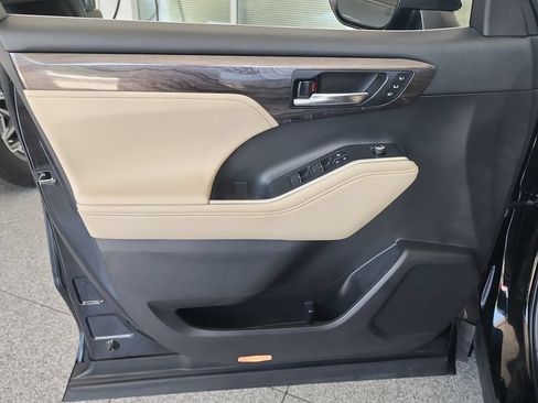Used 2023 Toyota Highlander Limited FWD image 22