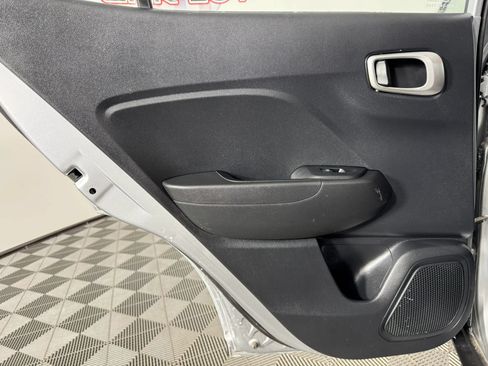 Used 2021 Hyundai Venue SEL FWD image 38