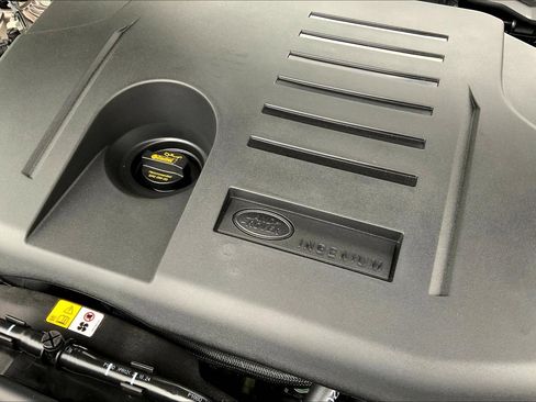 New 2025 Land Rover Discovery Dynamic SE image 17