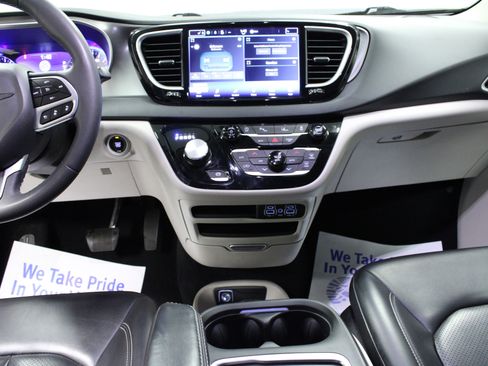 Used 2023 Chrysler Pacifica Touring-L FWD image 19