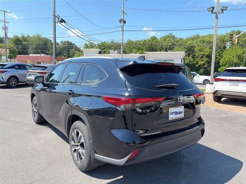 Used 2022 Toyota Highlander XLE AWD/4WD image 3