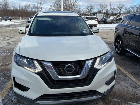 Used 2019 Nissan Rogue SV w/ Sun & Sound Touring Package image 2