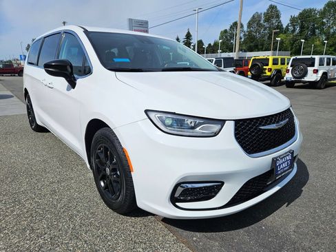 Used 2024 Chrysler Pacifica Touring-L FWD image 7