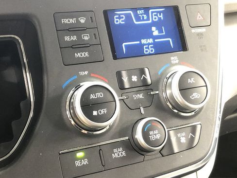 Used 2018 Toyota Sienna LE FWD image 18