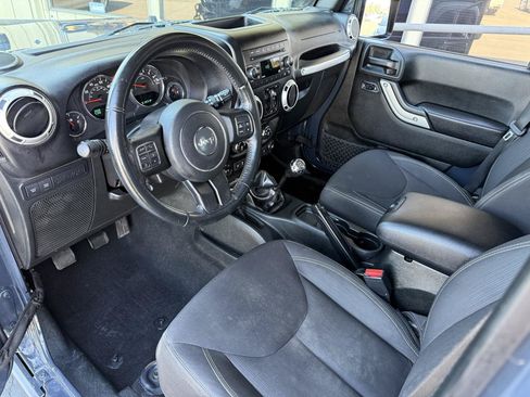 Used 2017 Jeep Wrangler Unlimited Rubicon w/ Cold Weather Group AWD/4WD image 13