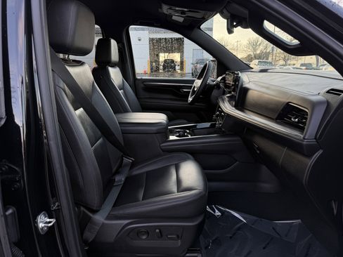 Used 2025 Chevrolet Suburban Z71 image 34