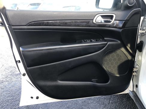 Used 2012 Jeep Grand Cherokee Laredo w/ Laredo E Group image 18