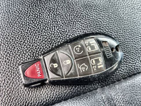 Used 2015 Chrysler Town & Country Touring w/ Driver Convenience Group FWD image 21