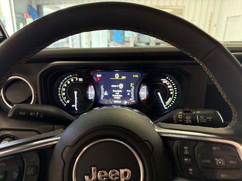 Used 2024 Jeep Wrangler Unlimited Sahara w/ Technology Group AWD/4WD image 20