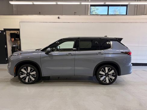 Used 2025 Mitsubishi Outlander SEL AWD/4WD image 2