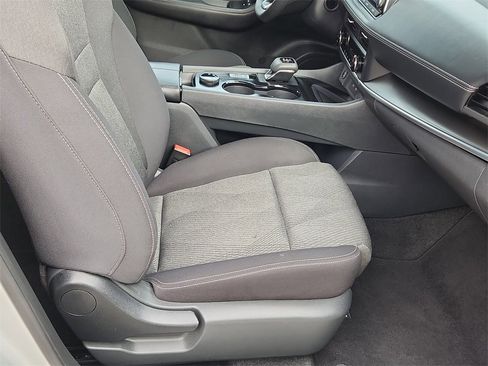 Used 2024 Nissan Rogue SV image 12