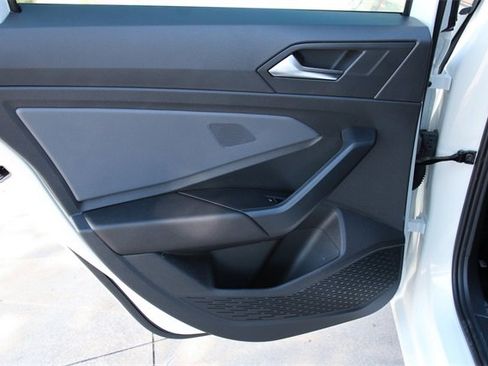 Certified 2025 Volkswagen Jetta SE image 33