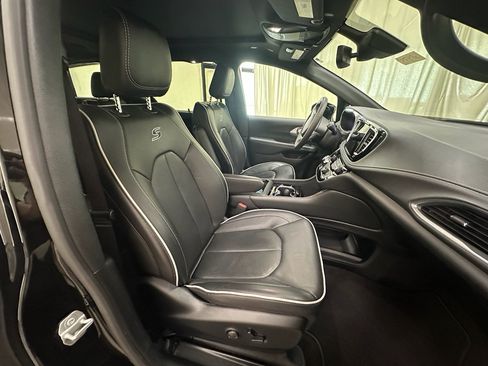 Used 2026 Chrysler Pacifica Limited w/ S Appearance Package FWD image 18