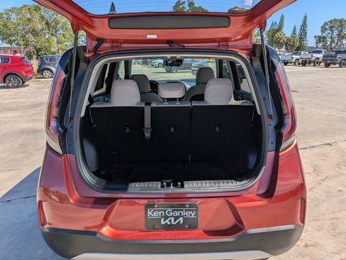 Certified 2023 Kia Soul LX FWD image 12