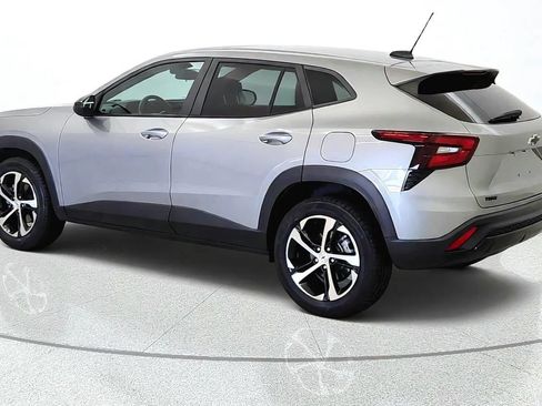 Used 2024 Chevrolet Trax RS w/ Sunroof Package FWD image 6