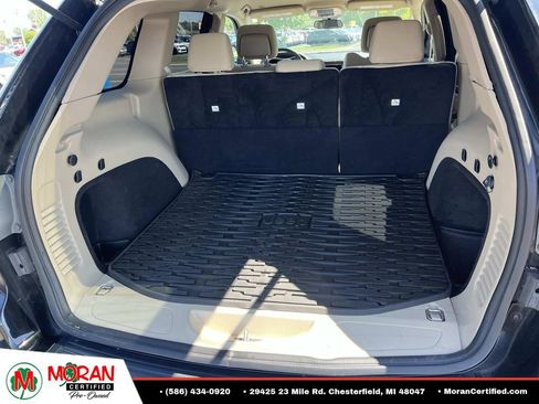 Used 2019 Jeep Grand Cherokee Laredo AWD/4WD image 12