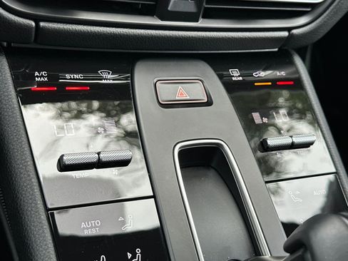 Certified 2025 Porsche Macan AWD/4WD image 24