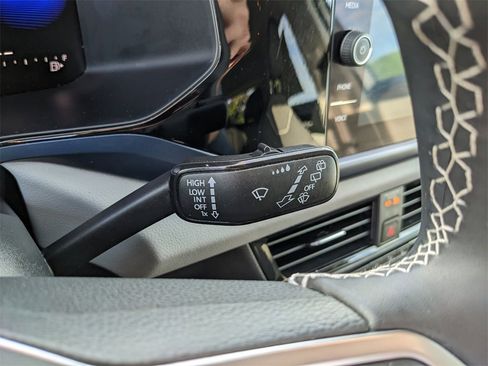 Used 2023 Volkswagen Taos SE image 33