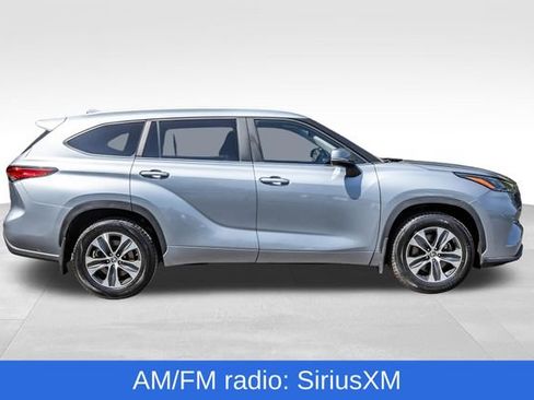 Used 2023 Toyota Highlander XLE AWD/4WD image 4