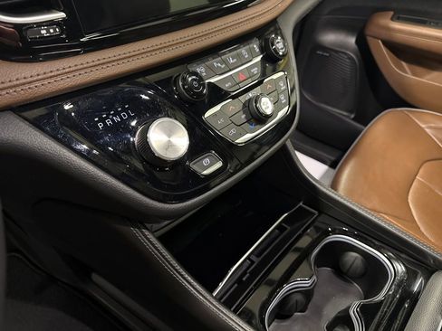 Used 2021 Chrysler Pacifica Limited w/ Uconnect Theater Family Group image 27