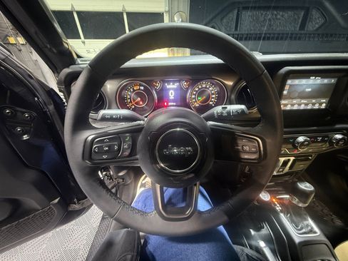 Used 2023 Jeep Wrangler Sport S image 9