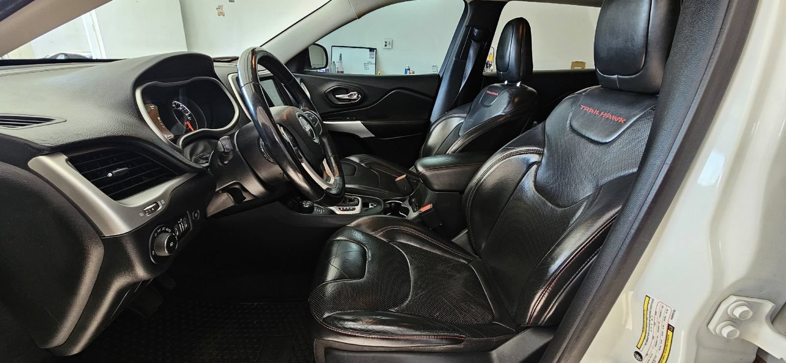 Used 2017 Jeep Cherokee Trailhawk AWD/4WD image 15