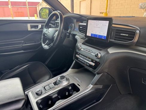 Used 2020 Ford Explorer XLT w/ Equipment Group 202A AWD/4WD image 30