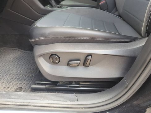 Used 2023 Volkswagen Taos SE w/ Panoramic Sunroof Package FWD image 13