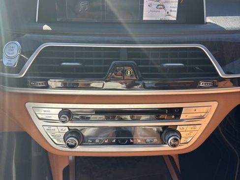 Used 2019 BMW 750i image 6