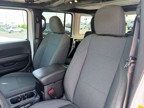 Used 2025 Jeep Wrangler Unlimited Sahara AWD/4WD image 23