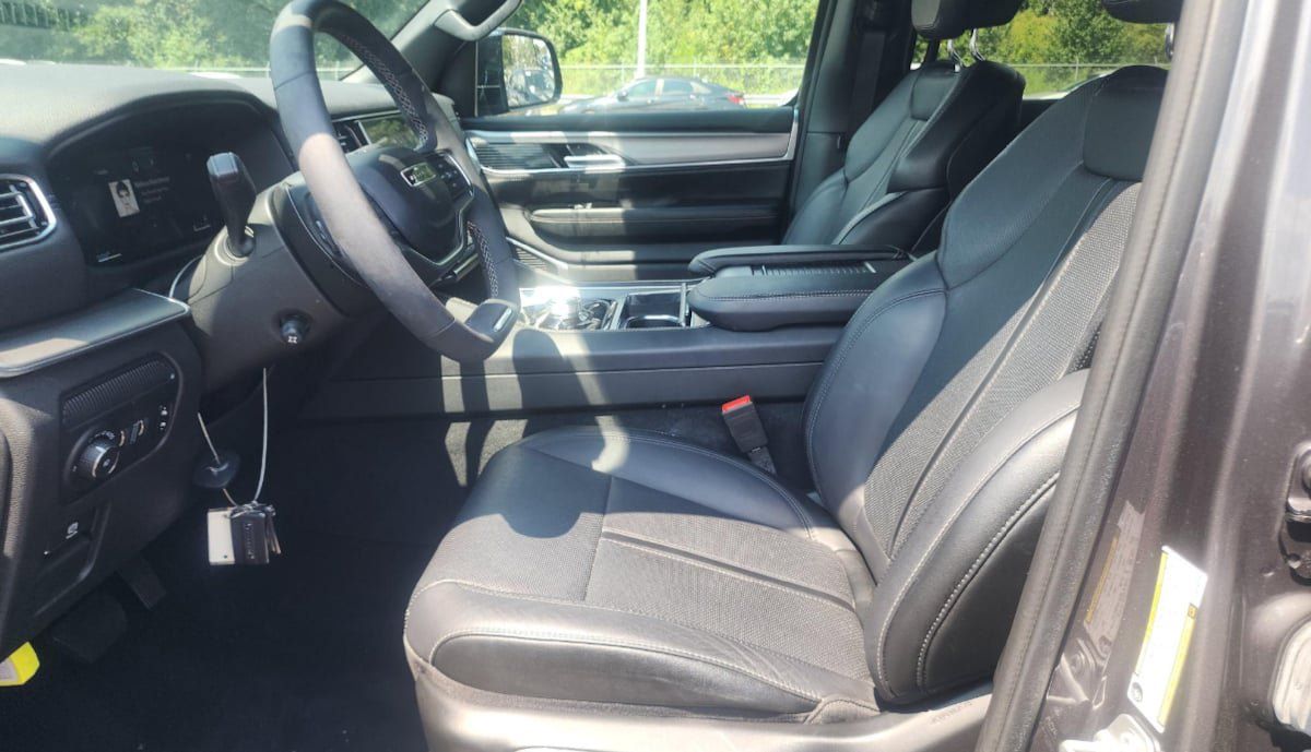Used 2024 Jeep Wagoneer Series II AWD/4WD image 8