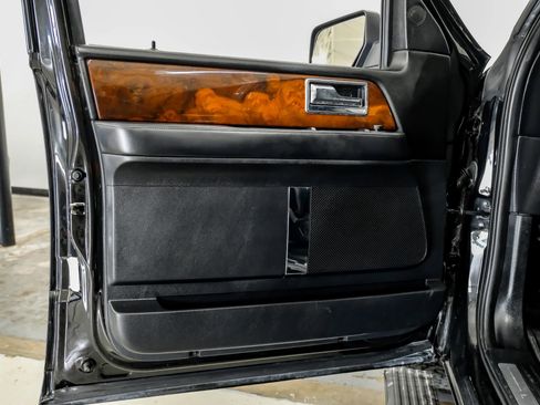 Used 2015 Lincoln Navigator 2WD image 40