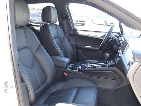 Certified 2026 Porsche Macan AWD/4WD image 27