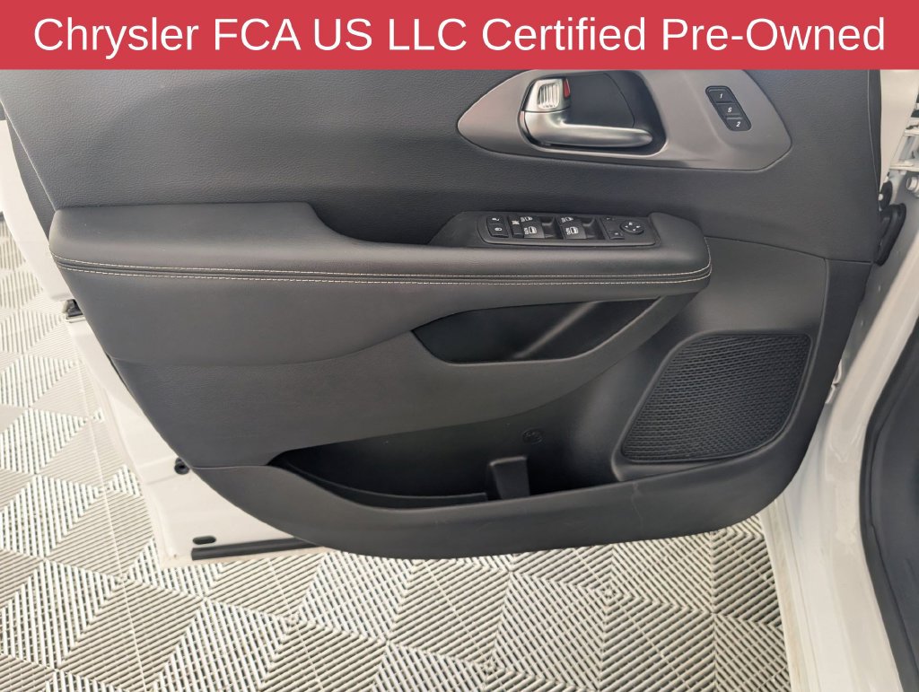 Used 2025 Chrysler Pacifica Select FWD image 14