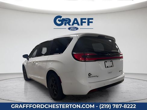 Used 2024 Chrysler Pacifica Limited FWD image 9