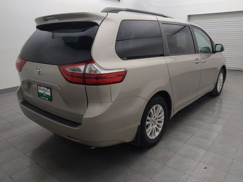 Used 2017 Toyota Sienna XLE image 9