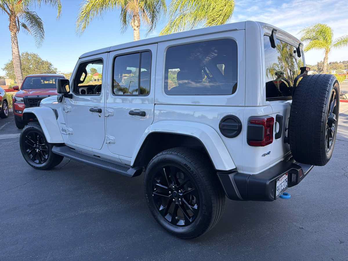 Used 2024 Jeep Wrangler Unlimited Sahara w/ Technology Group AWD/4WD image 11