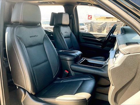 Used 2021 GMC Yukon Denali w/ Denali Premium Package image 9