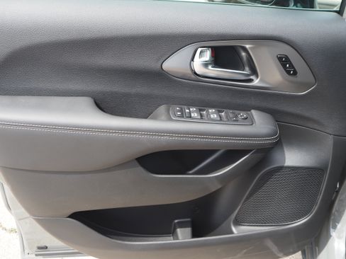 New 2025 Chrysler Pacifica Select w/ Uconnect Theater Family Group image 16