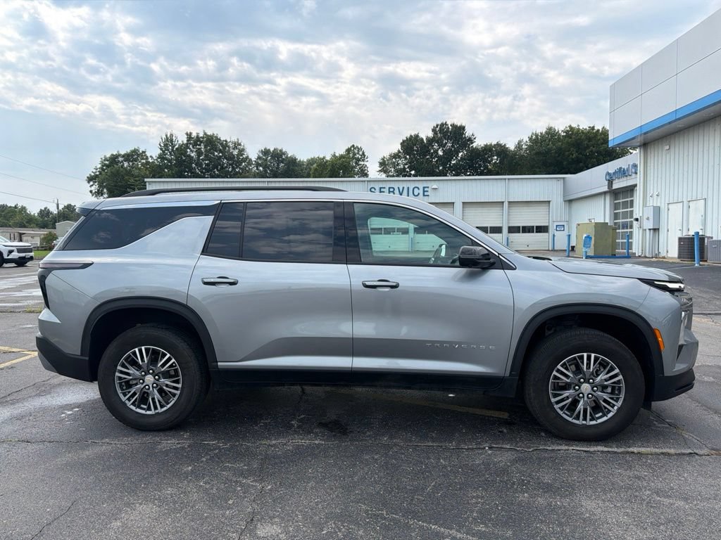 Used 2026 Chevrolet Traverse LT w/ Driver Confidence Package FWD image 2