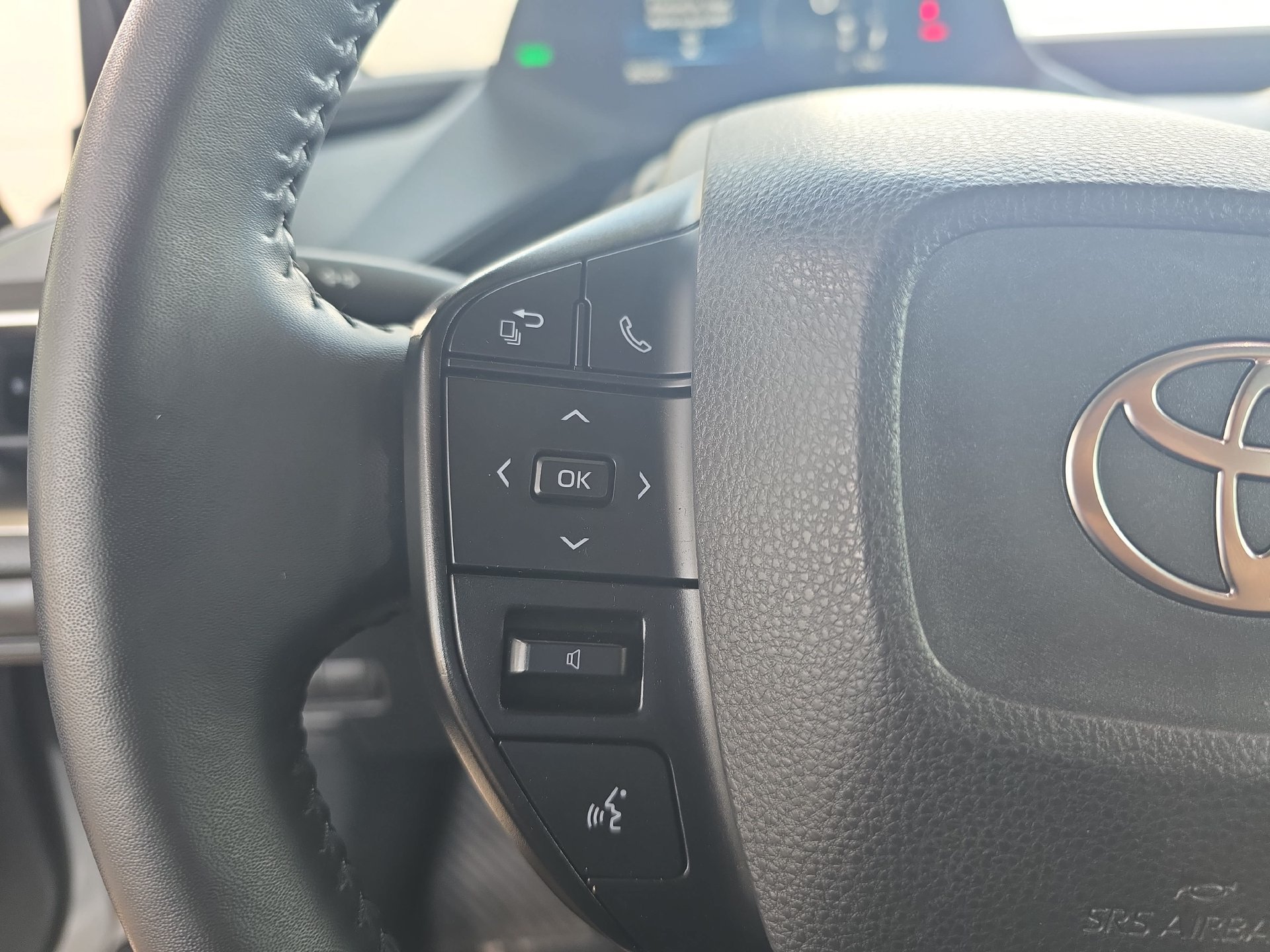 Used 2025 Toyota Prius LE FWD image 16