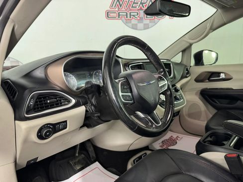 Used 2019 Chrysler Pacifica Touring-L FWD image 9