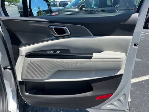 Used 2022 Kia Carnival LX FWD image 32