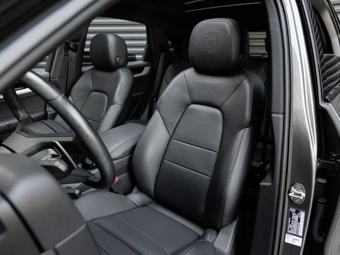 Certified 2024 Porsche Cayenne AWD/4WD image 5