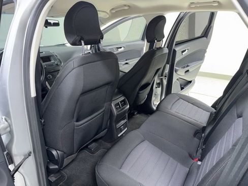 Used 2018 Ford Edge SE image 21