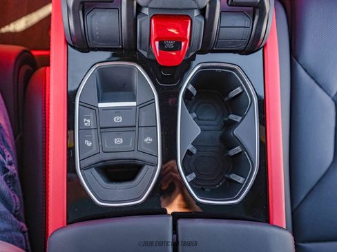 Used 2025 Lamborghini Urus SE image 29